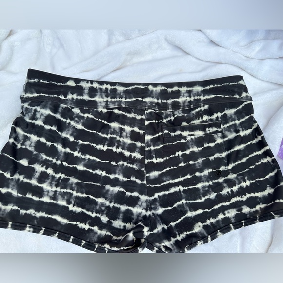 Athleta Girl size XXL- great used condition. Black and white stripe - Picture 2 of 7